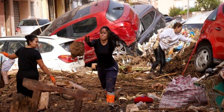 España: Al menos 72 muertos en devastadoras inundaciones