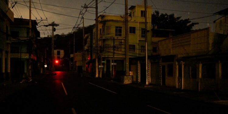 Ecuador busca comprar energía a Colombia en medio de extensos apagones