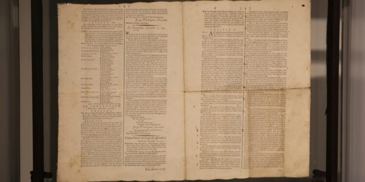 Subastan en $9 millones un raro ejemplar de la Constitución de EEUU