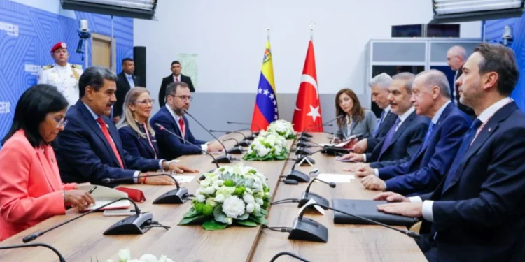 Presidentes de Venezuela y Türkiye estrechan lazos de cooperación en Cumbre BRICS