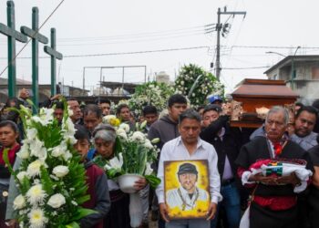 Unas 2.000 personas despiden al sacerdote asesinado en el sur de México