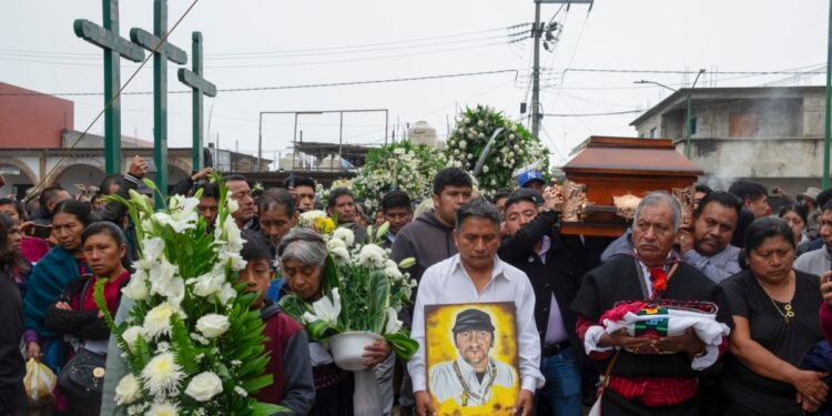 Unas 2.000 personas despiden al sacerdote asesinado en el sur de México