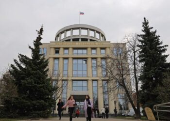 Un estadounidense de 72 años se declara culpable en Rusia de luchar por Ucrania