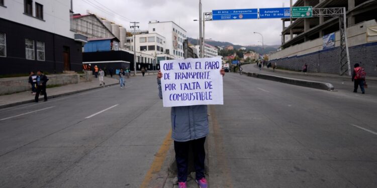 Policía boliviana intenta despejar rutas tras 12 días de cortes por seguidores de Evo Morales