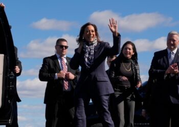 Harris mantiene su atención en los estados del “muro azul” en últimos días de campaña
