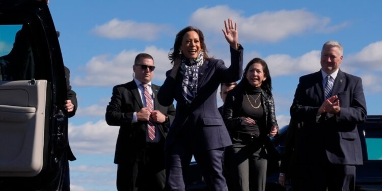 Harris mantiene su atención en los estados del “muro azul” en últimos días de campaña