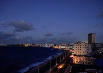 Cuba restablece lentamente suministro eléctrico en medio de paso de tormenta Óscar