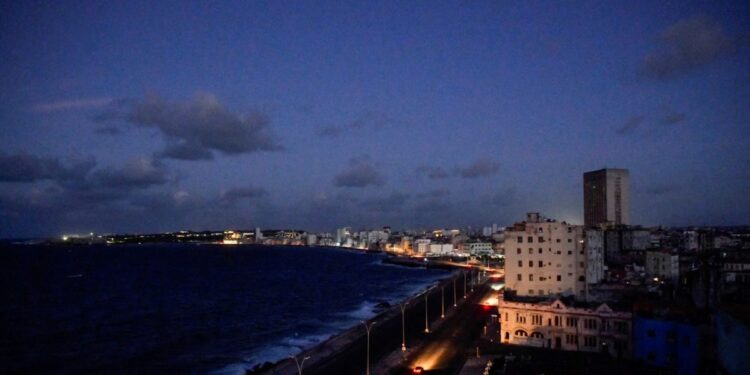 Cuba restablece lentamente suministro eléctrico en medio de paso de tormenta Óscar