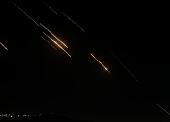 Irán lanza misiles contra Israel, se activan sirenas en todo el país