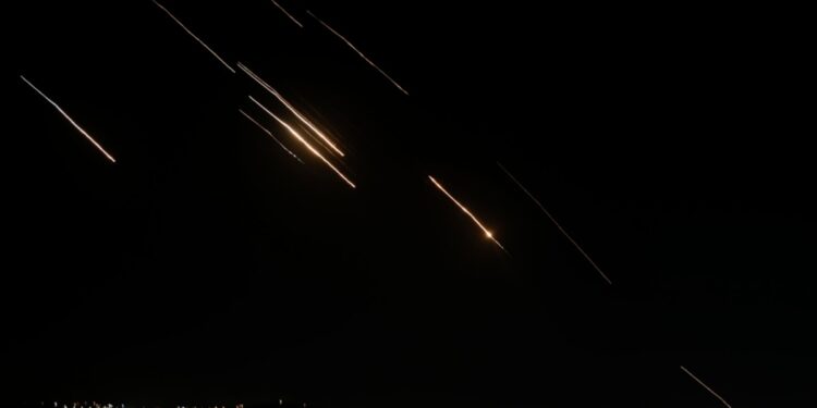 Irán lanza misiles contra Israel, se activan sirenas en todo el país