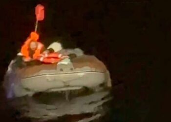 Rescatan a un náufrago ruso en altamar en una balsa inflable