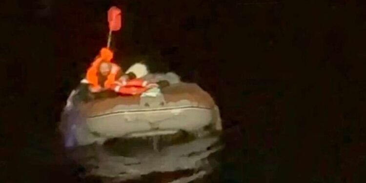 Rescatan a un náufrago ruso en altamar en una balsa inflable