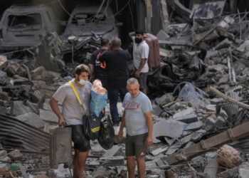 Los ataques israelíes continúan sobre zonas de Gaza mientras simultáneamente se atacan posiciones de Hezbolá en el Líbano