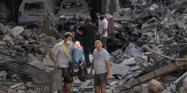 Los ataques israelíes continúan sobre zonas de Gaza mientras simultáneamente se atacan posiciones de Hezbolá en el Líbano