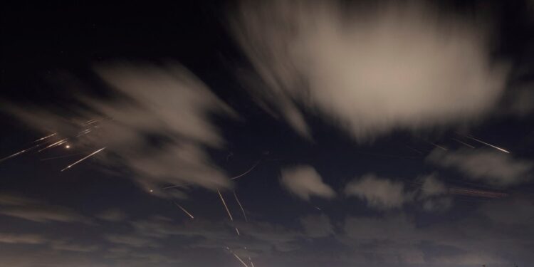 Israel espera aumentar la presión sobre Hezbolá, aunque medios de comunicación y prensa reportan las primeras bajas israelíes