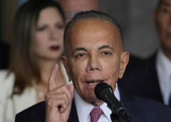 Arrestan a escolta de Rosales. Un premio Nobel desacredita cifras del CNE.