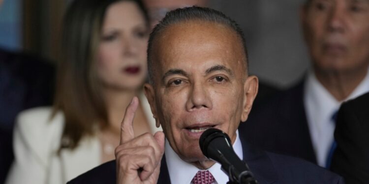 Arrestan a escolta de Rosales. Un premio Nobel desacredita cifras del CNE.