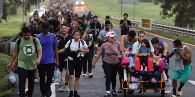 Avanza una nueva caravana de migrantes por México