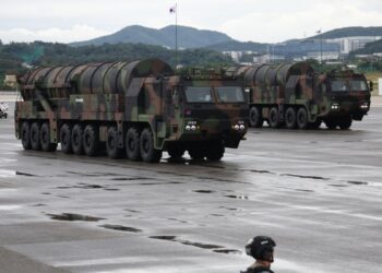 Corea del Sur presenta un «misil monstruoso» en desfile militar anual