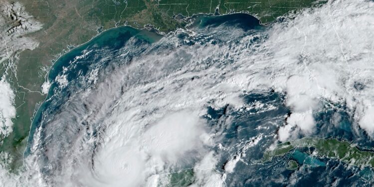 Milton alcanza categoría 5 mientras Florida prepara evacuaciones masivas