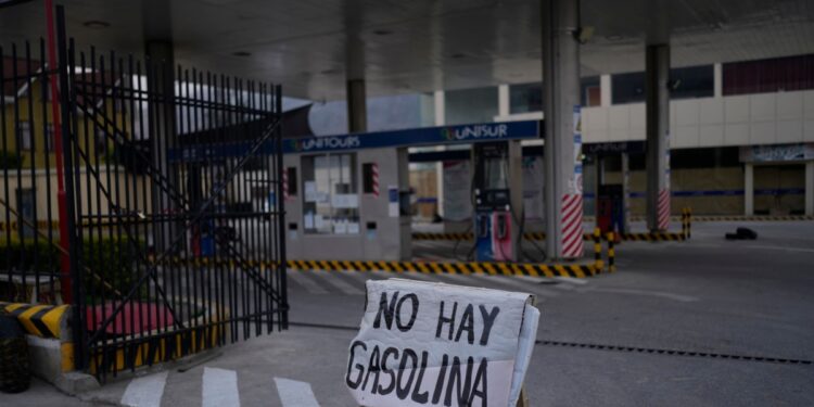 El gobierno de Bolivia modifica el horario laboral ante la escasez de combustibles