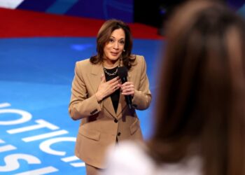 Harris califica de «valiente» la decisión de Biden de abandonar la carrera electoral
