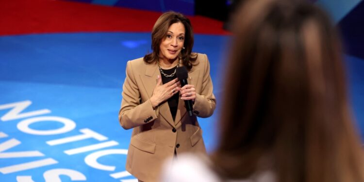 Harris califica de «valiente» la decisión de Biden de abandonar la carrera electoral