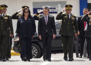 Presidente de Ecuador suspende viaje a Brasil por juicio político a ministra y crisis energética