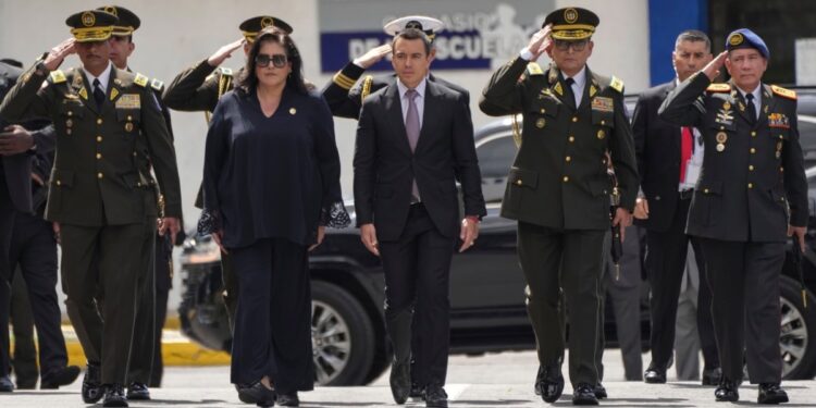 Presidente de Ecuador suspende viaje a Brasil por juicio político a ministra y crisis energética