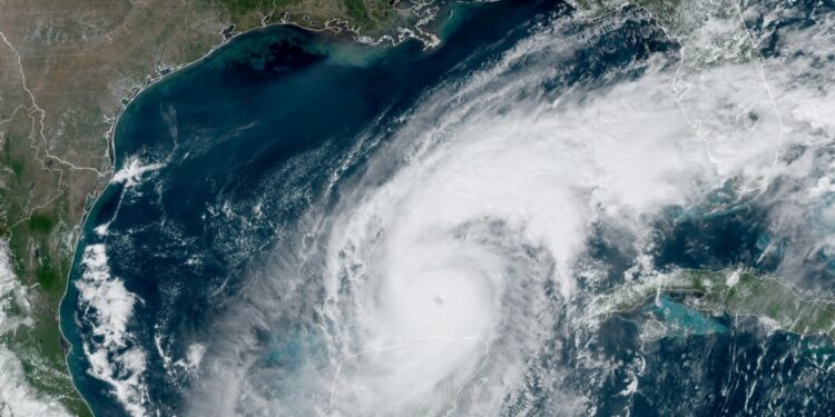 En Fotos | Así se preparan en Tampa para la llegada del huracán Milton