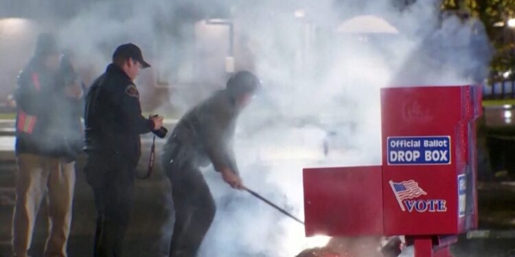 Urnas electorales bajo ataque en EEUU; Seguridad Nacional advierte de un entorno de amenazas «intensificado y dinámico»