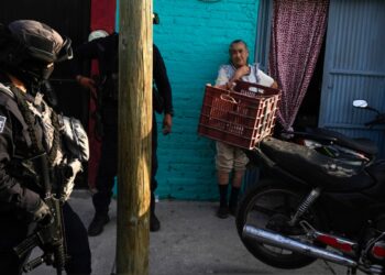 Explosión de carro-bomba en México hiere a 3 policías