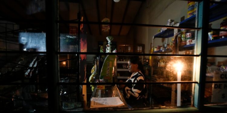 Ecuador anuncia reducción de racionamientos de luz