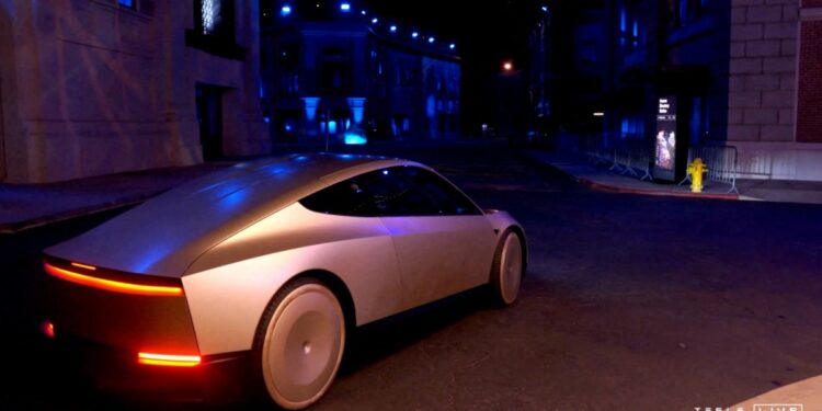 Tesla presenta su robotaxi, aunque fanáticos de la marca deberán esperar al menos hasta 2026