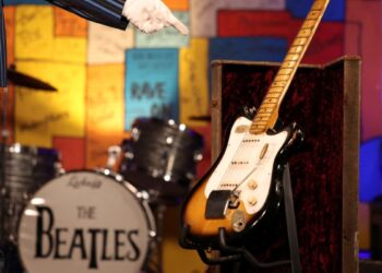 La primera guitarra de George Harrison podría alcanzar los 800.000 dólares en una subasta