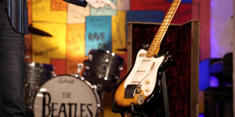 La primera guitarra de George Harrison podría alcanzar los 800.000 dólares en una subasta