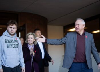 Tim Walz, su esposa y su hijo, votan anticipadamente en Minnesota