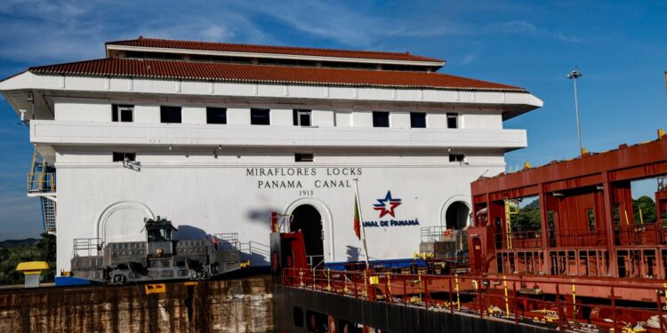 Plan de embalsar un río para asegurar agua al Canal de Panamá provoca recelo entre vecinos