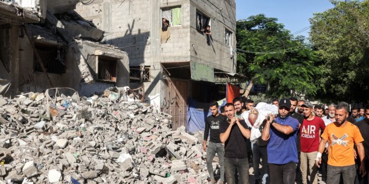 Israel ataca Gaza; jefe de la ONU dice que hay muchos palestinos atrapados en el norte