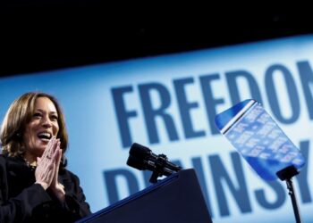 Los candidatos a la presidencia siguen en campaña, una nueva encuesta mantiene a la vicepresidente Harris con una leve ventaja sobre Trump