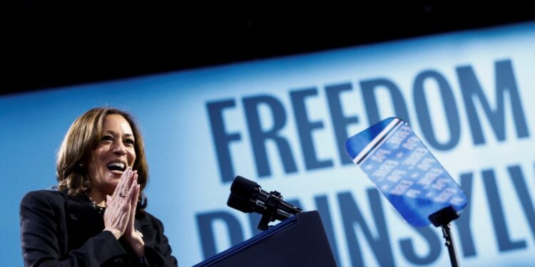 Los candidatos a la presidencia siguen en campaña, una nueva encuesta mantiene a la vicepresidente Harris con una leve ventaja sobre Trump