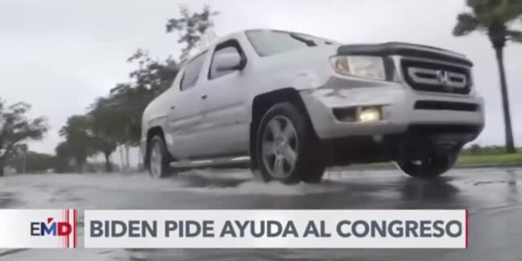Biden pide al Congreso dinero para poder seguir ayudando a los damnificados por los huracanes