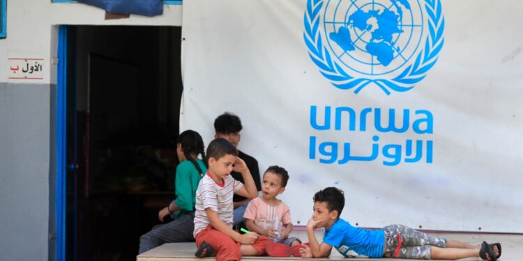 Israel prohíbe a la agencia de la ONU para los refugiados palestinos operar en su territorio