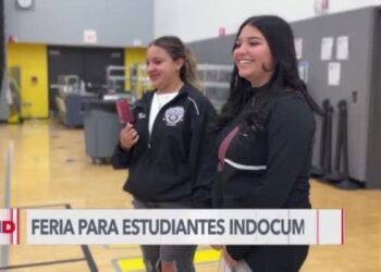 Estudiantes indocumentados reciben ayuda en Chicago para ingresar a la universidad