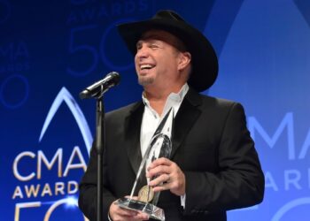 Acusan a Garth Brooks de violación en demanda interpuesta por peluquera y maquilladora