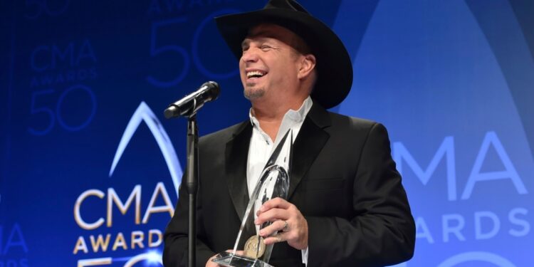 Acusan a Garth Brooks de violación en demanda interpuesta por peluquera y maquilladora