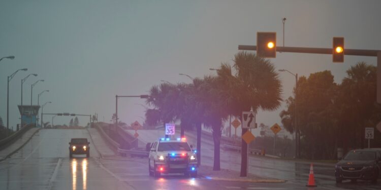 En Fotos | El tiempo para evacuar se agota a medida que el huracán Milton se acerca a Florida