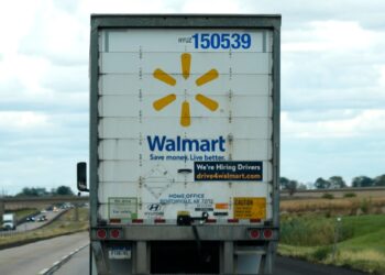 Bajan solicitudes de ayuda por desempleo en EEUU, pero se mantienen en máximo nivel desde 2021