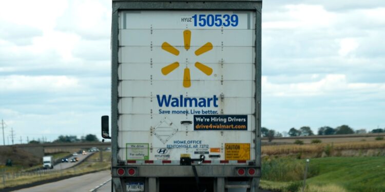 Bajan solicitudes de ayuda por desempleo en EEUU, pero se mantienen en máximo nivel desde 2021