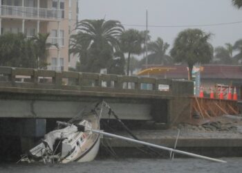 El huracán Milton deja más de tres millones de hogares y estructuras sin
electricidad en la Florida